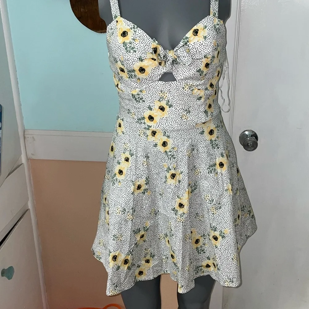 Speechless sunflower sundress with blue peekaboo bodice size medium - Picture 1 of 5